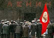 Члены компартии у мавзолея Ленина в день рождения Сталина. Фото АР Члены компартии у мавзолея Ленина в день рождения Сталина. Фото АР