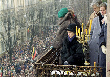 Похороны погибших во время событий у вильнюсского телецентра.1991 г. Фото Д.Борко Похороны погибших во время событий у вильнюсского телецентра.1991 г. Фото Д.Борко
