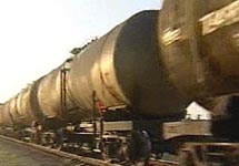 Состав с нефтью. Фото с сайта www.newsru.com Состав с нефтью. Фото с сайта www.newsru.com