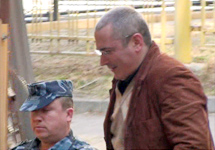 Михаил Ходорковский перед очередным заседанием суда. Кадр "Грани-ТВ" Михаил Ходорковский перед очередным заседанием суда. Кадр "Грани-ТВ"