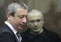 Вадим Клювгант и Михаил Ходорковский в суде. Фото Оксаны Онипко с сайта bfm.ru Вадим Клювгант и Михаил Ходорковский в суде. Фото Оксаны Онипко с сайта bfm.ru