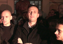 Удальцов, Навальный и Яшин после освобождения из ОВД Басманное. Кадр Грани-ТВ Удальцов, Навальный и Яшин после освобождения из ОВД Басманное. Кадр Грани-ТВ