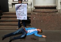 Акция "Три кита суицида ЛГБТ-подростков". Фото Дмитрия Борко/Грани.Ру Акция "Три кита суицида ЛГБТ-подростков". Фото Дмитрия Борко/Грани.Ру