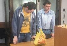 Павел Ребровский (слева) с адвокатом в суде. Фото Ирины Яценко