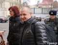 Адвокат Дмитрий Динзе и мать Дениса Луцкевича перед Басманным судом. Фото Дмитрия Борко/Грани.ру
